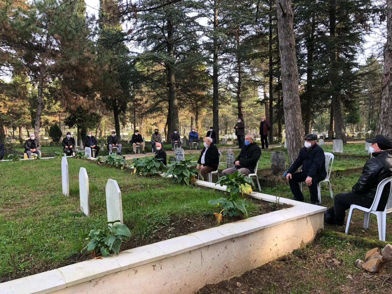 Haber: Kamışoğlu’nun Kabrini Ziyaret Ettiler - Galeri-2