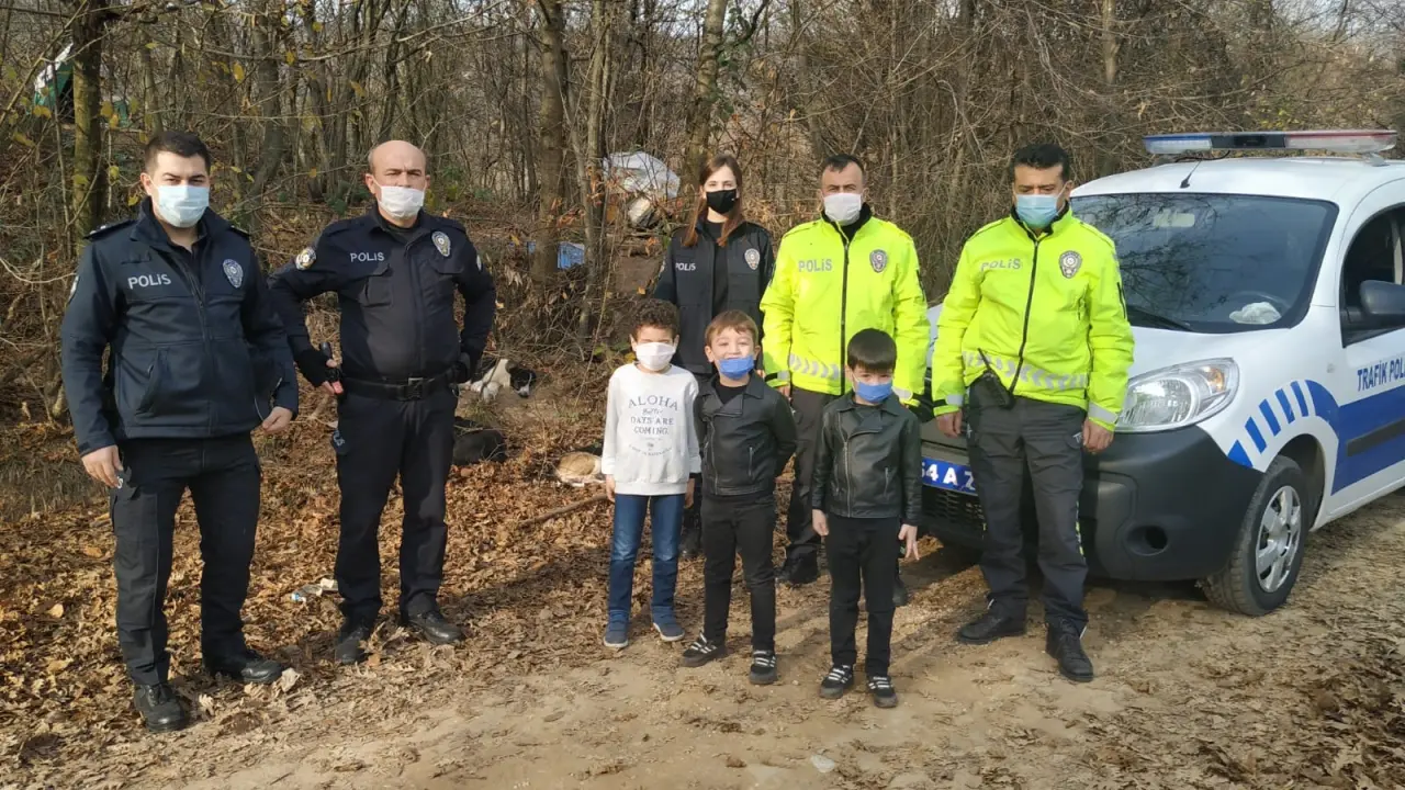 Haber: İkizler Bu Defa da Polislerle Hayvanları Beslediler - Galeri-1