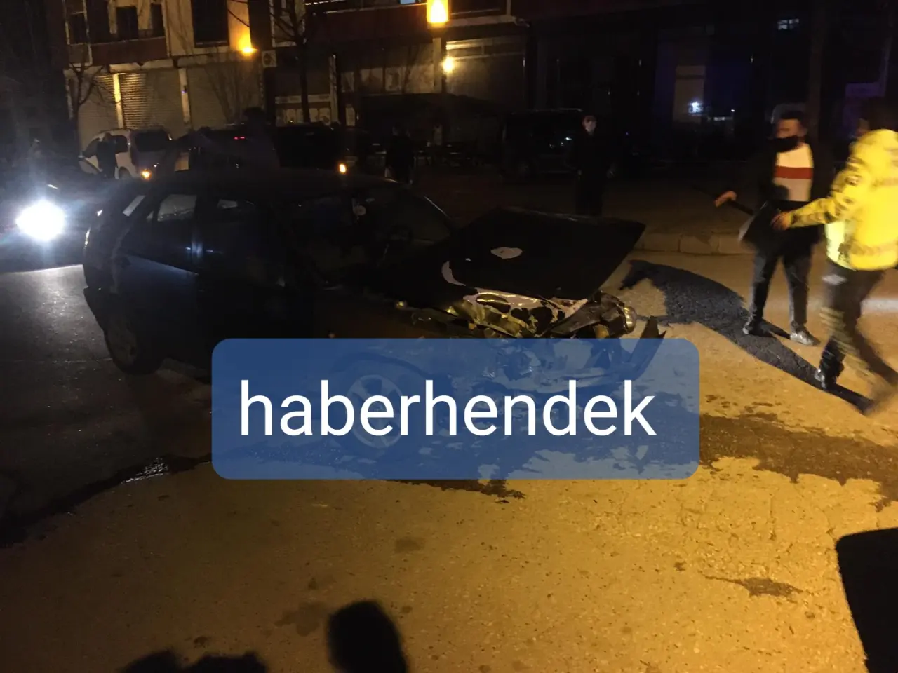 Haber: Önce Otomobile Çarptı Ardından Markete Daldı - Galeri-1