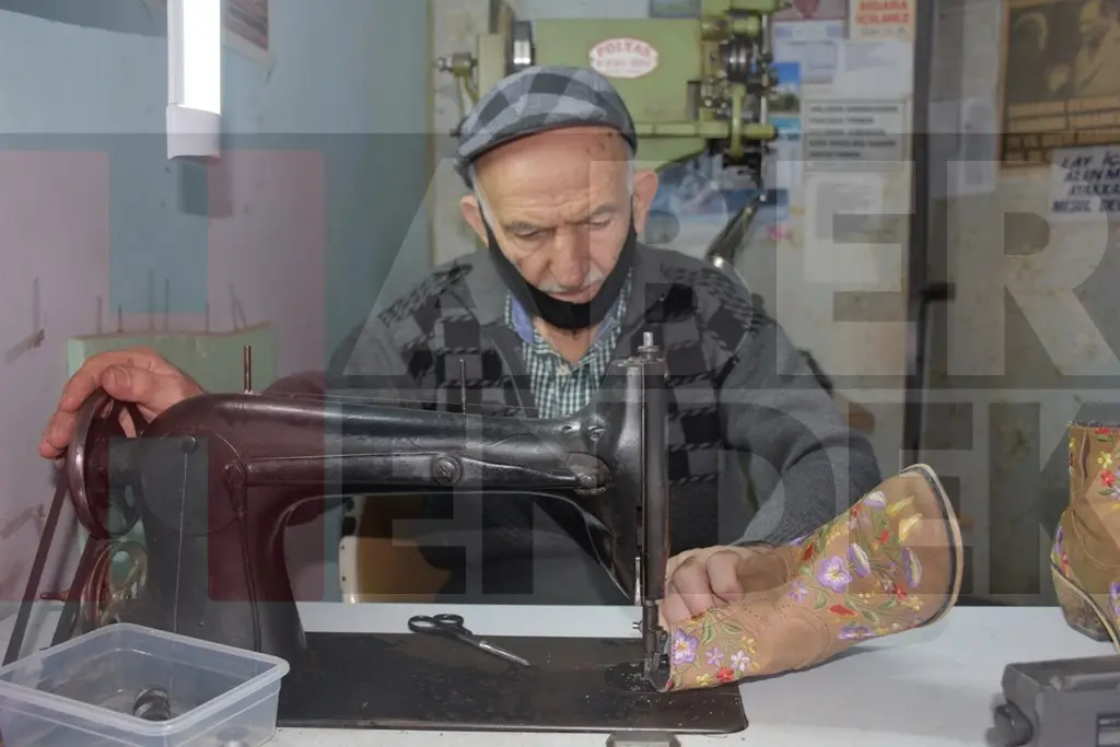 Haber: Yarım Asırdır Ayakkabı Mesleğini İcra Ediyor - Galeri-3