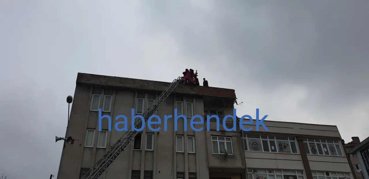 Haber: Hendek’te İntihar Girişimi, Cinnet Geçirerek Çatıya Çıktı - Galeri-3