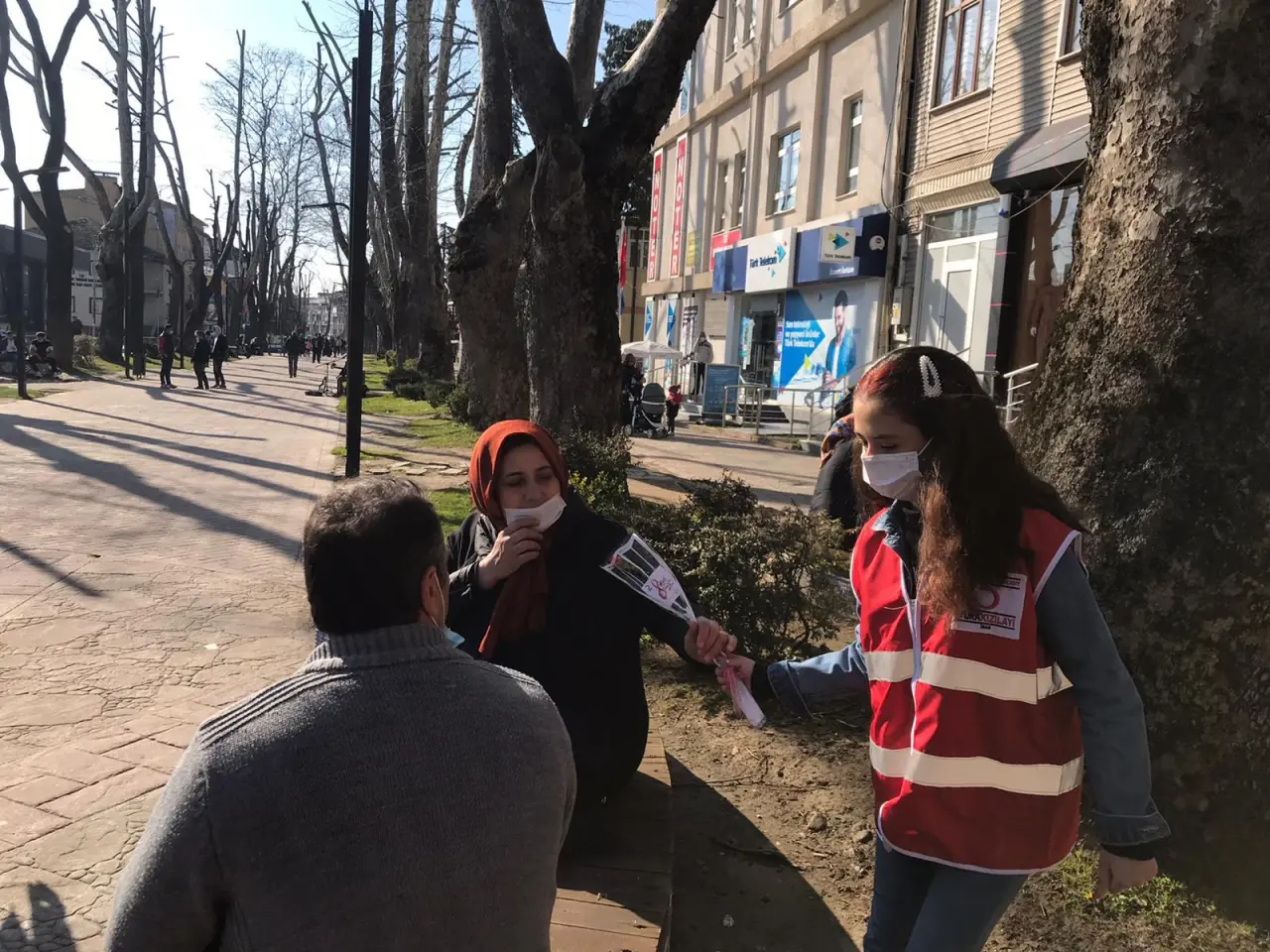 Haber: Hendek Kızılay Gönüllüleri Çiçek Dağıttı - Galeri-3