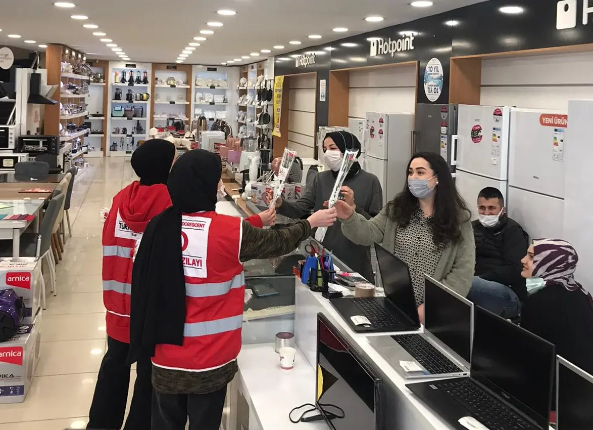 Haber: Hendek Kızılay Gönüllüleri Çiçek Dağıttı - Galeri-1