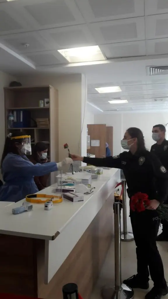 Haber: Emniyet'ten Sağlıkçılara Çiçek Süprizi - Galeri-1