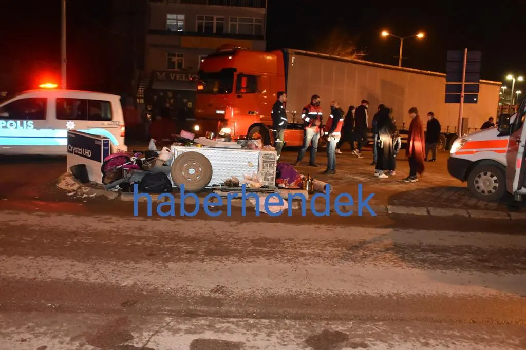 Haber: Hendek’te Kamyonet ile Otomobil Çarpıştı - Galeri-2