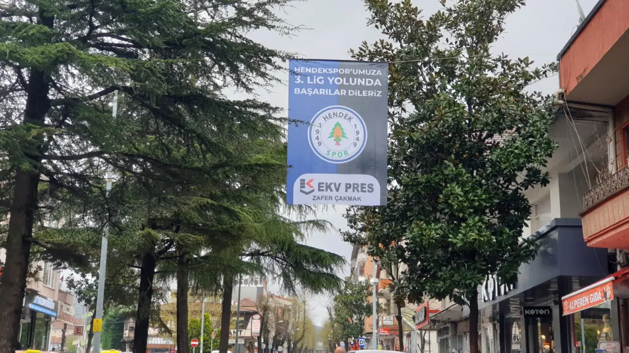 Haber: Hendek Bayraklarla Donatılıyor - Galeri-4
