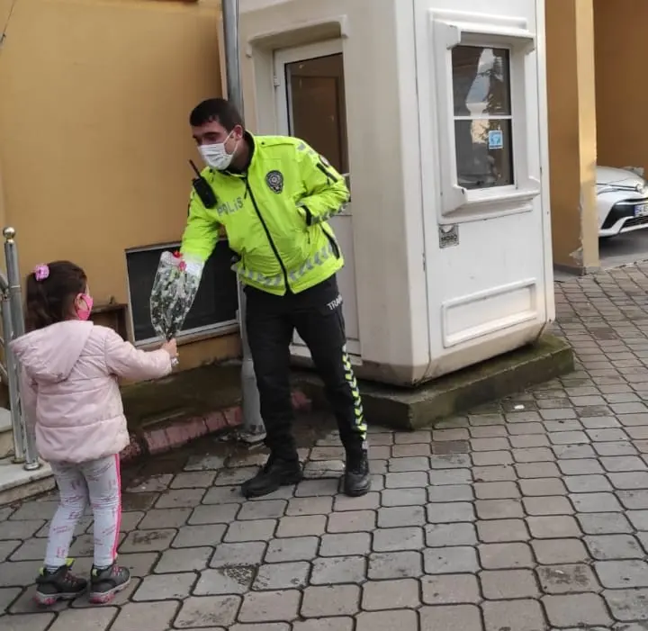 Haber: Minik İkra’dan Polis Amcalarına Çiçekli Kutlama - Galeri-5