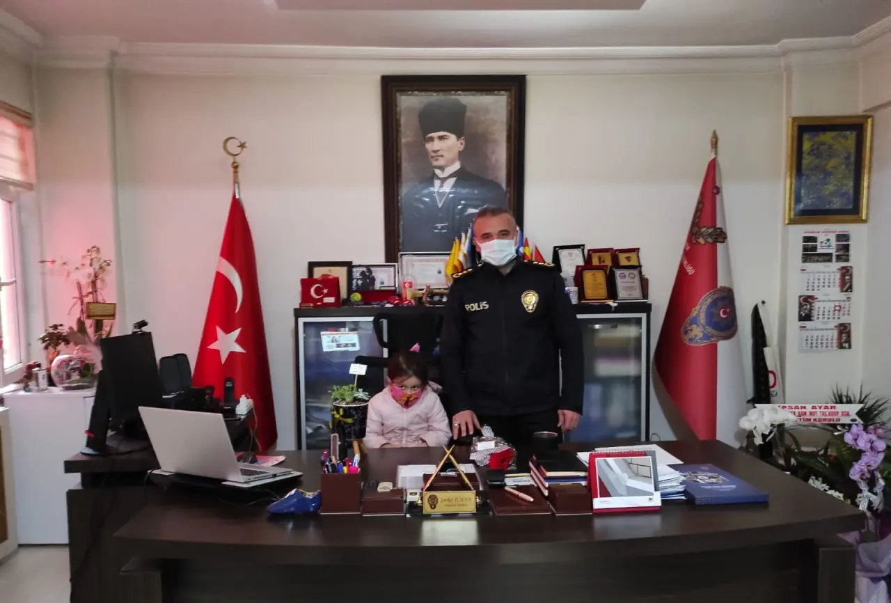 Haber: Minik İkra’dan Polis Amcalarına Çiçekli Kutlama - Galeri-3