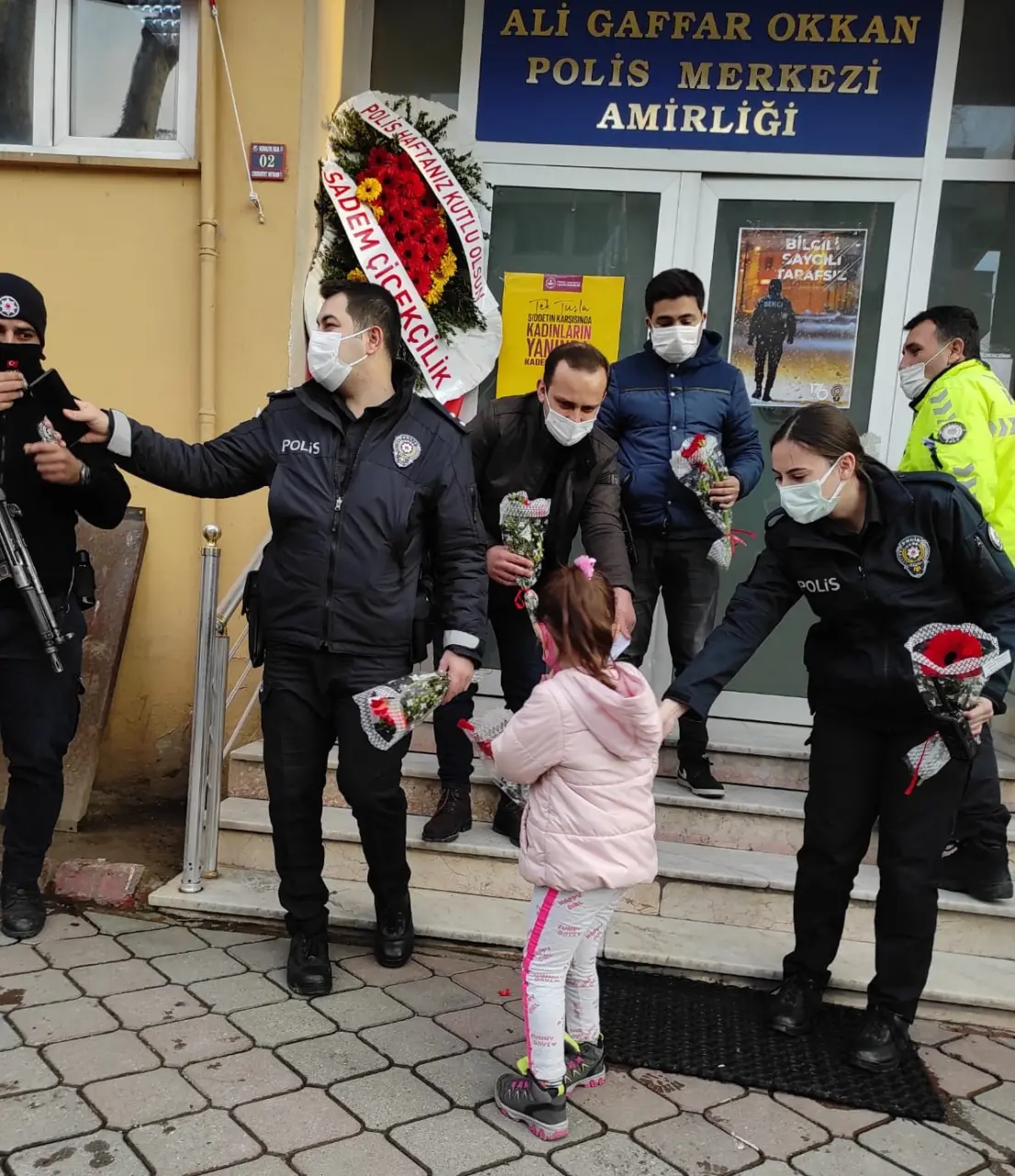 Haber: Minik İkra’dan Polis Amcalarına Çiçekli Kutlama - Galeri-2