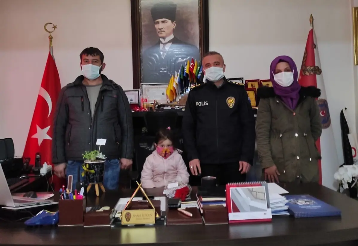Haber: Minik İkra’dan Polis Amcalarına Çiçekli Kutlama - Galeri-1