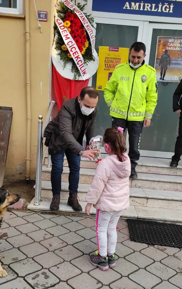 Haber: Minik İkra’dan Polis Amcalarına Çiçekli Kutlama - Galeri-4