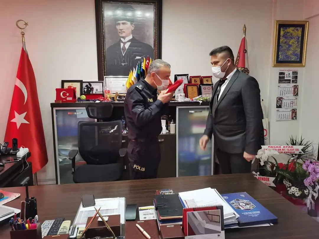 Haber: Ülkü Ocaklarından Müdür İlhan’a Kuran-ı Kerim ve Bayrak - Galeri-2