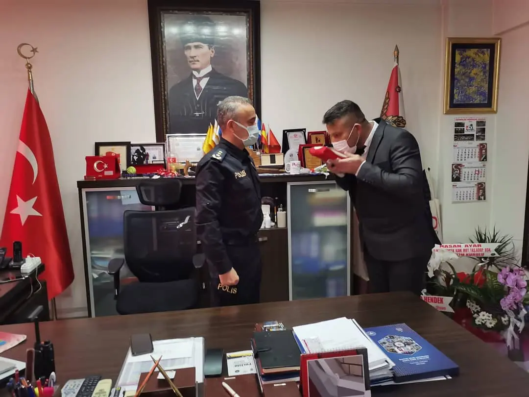 Haber: Ülkü Ocaklarından Müdür İlhan’a Kuran-ı Kerim ve Bayrak - Galeri-1