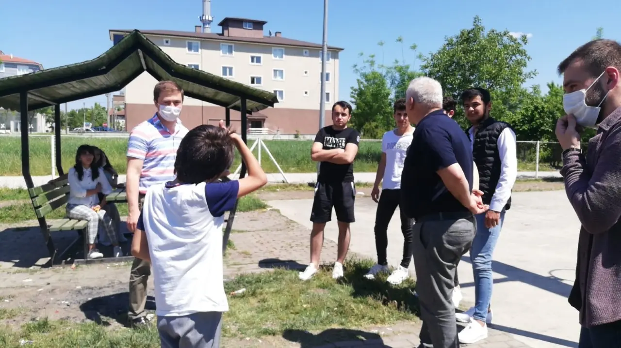 Haber: AK Partili Gençler Çocukları sevindirdi - Galeri-2
