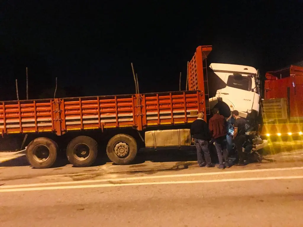 Haber: Bariyerlere Çarpan Kamyon Hurdaya Döndü - Galeri-1