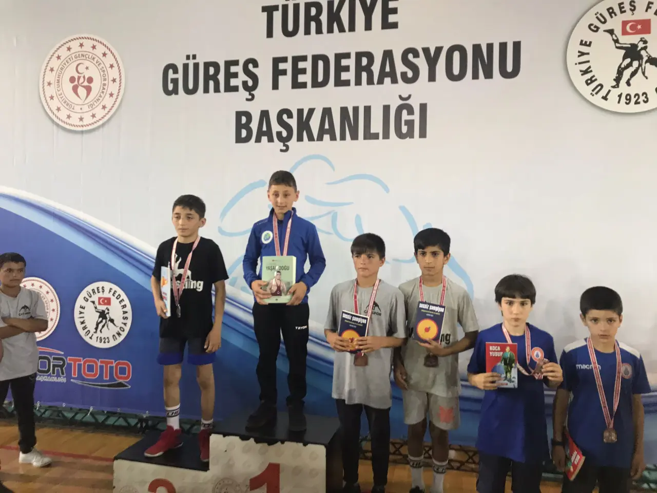 Haber: Hendek Gençlik Merkezi Spor Kulübü Güreş'de İki Türkiye Şampiyonu Bir Üçüncü Çıkardı - Galeri-1