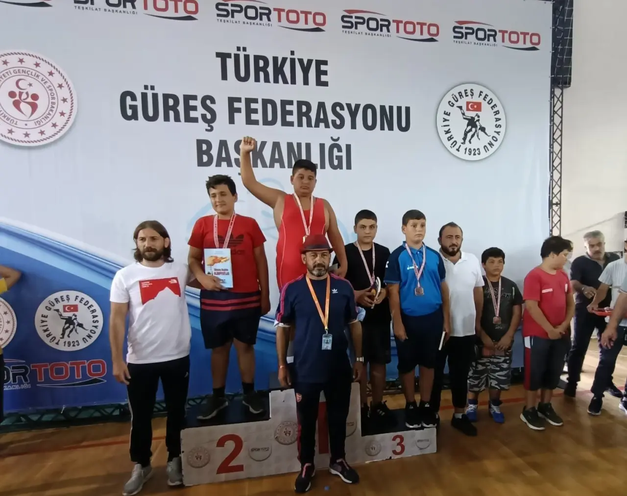 Haber: Hendek Belediyesi Güreş Takımından Büyük Başarı - Öne Çıkan