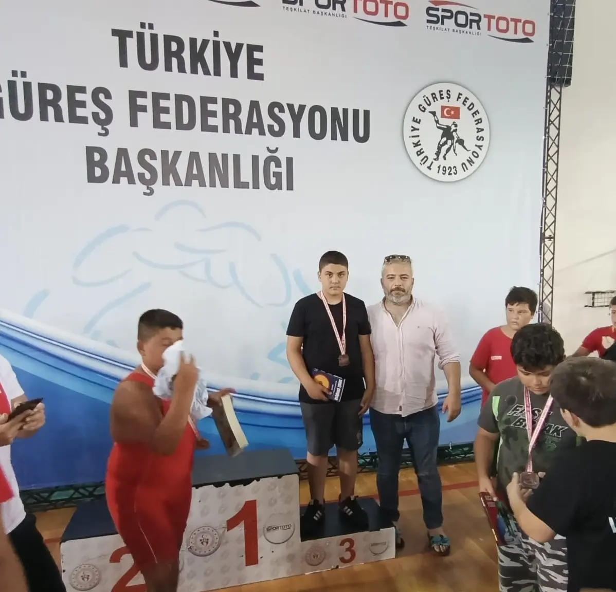 Haber: Hendek Belediyesi Güreş Takımından Büyük Başarı - Galeri-2