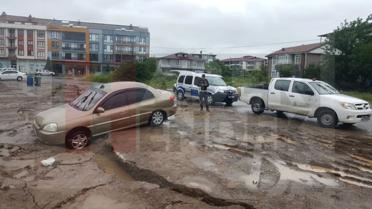 Haber: Hendek’te yağan sağanak yağış sonrası yollar çöktü - Galeri-1