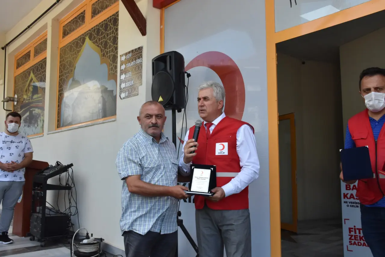 Haber: Kızılay- Hendek Belediyesi Erkan Albayrakoğlu Aşevinde Plaket Töreni - Galeri-12