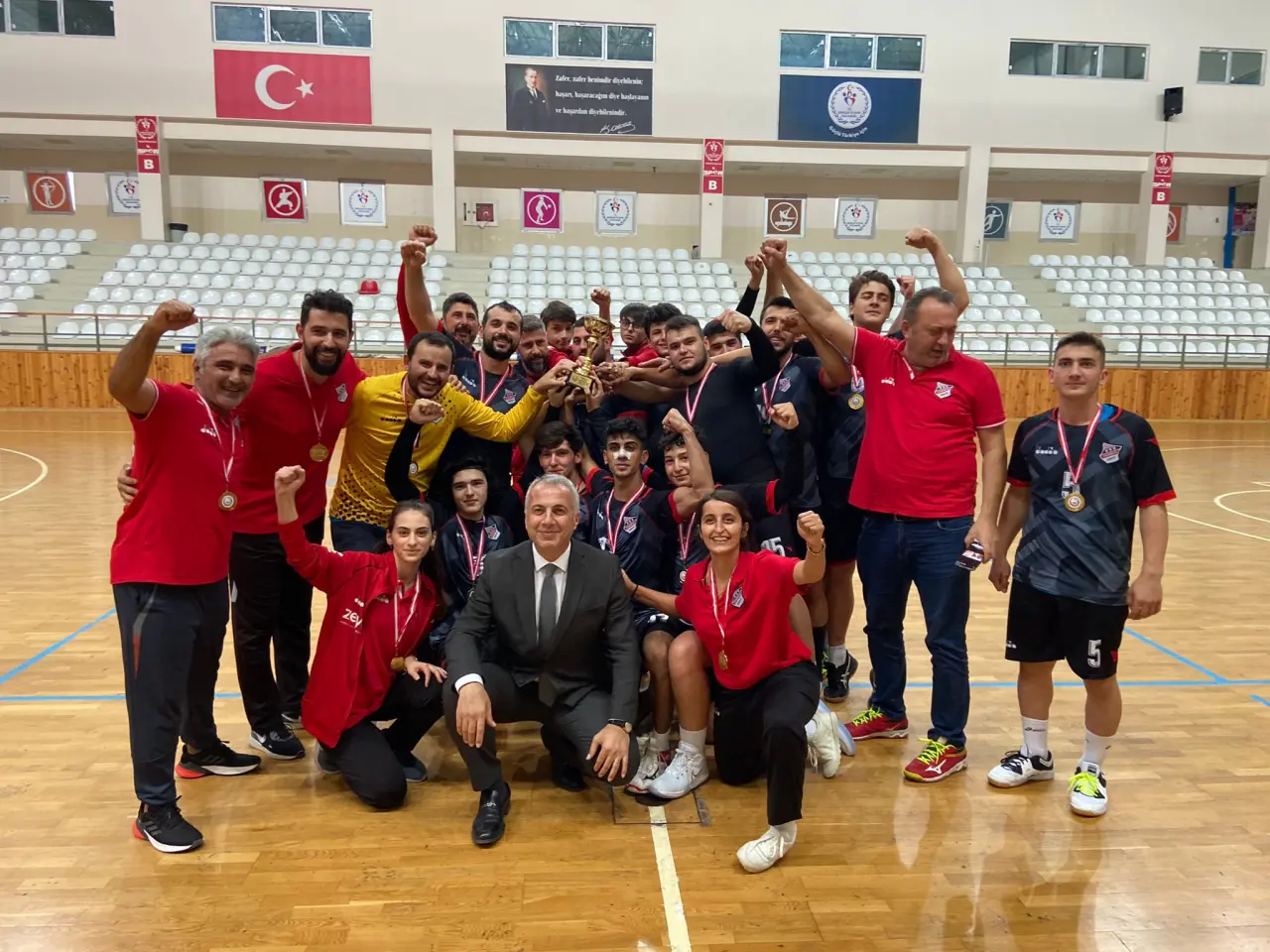 Haber: Şampiyon 1954 Hendekspor Kupasını Aldı - Galeri-2