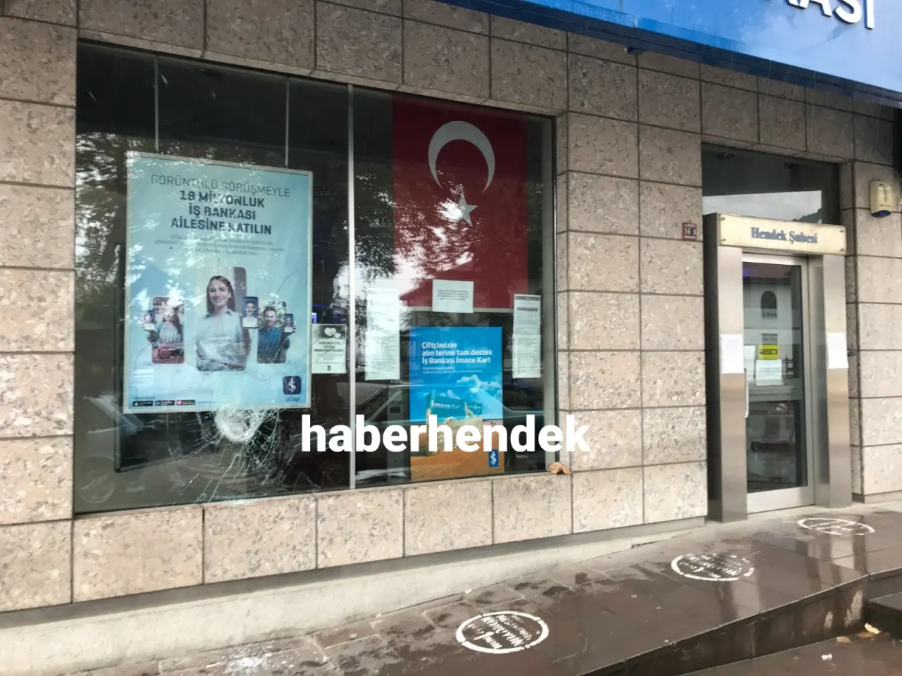 Haber: İşyeri ve Özel Bankanın Camlarını Kırdılar - Galeri-1