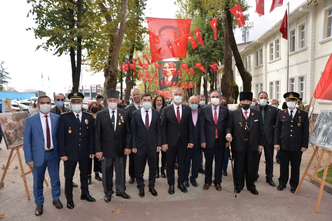 Haber: Hendek’te Cumhuriyetin 98. Yıl kutlamaları törenle başladı - Galeri-6