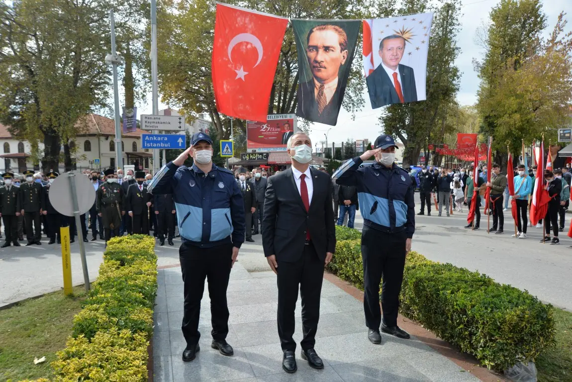Haber: Hendek’te Cumhuriyetin 98. Yıl kutlamaları törenle başladı - Galeri-3