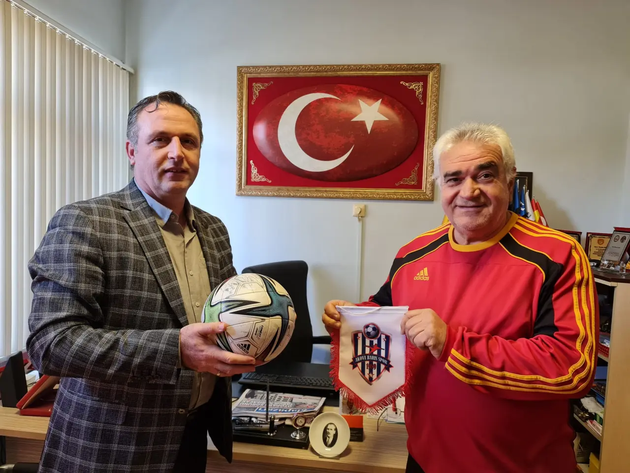 Haber: Namlı Akova Barışspor’a Hediyeyi Teslim Etti - Öne Çıkan