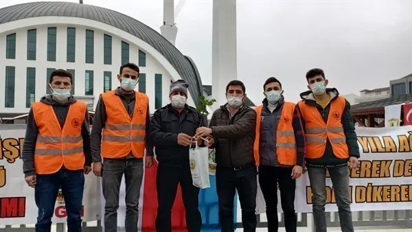 Haber: Yeni Yıla Ağaç Kesme Fidan Dik sloganıyla girdiler - Öne Çıkan
