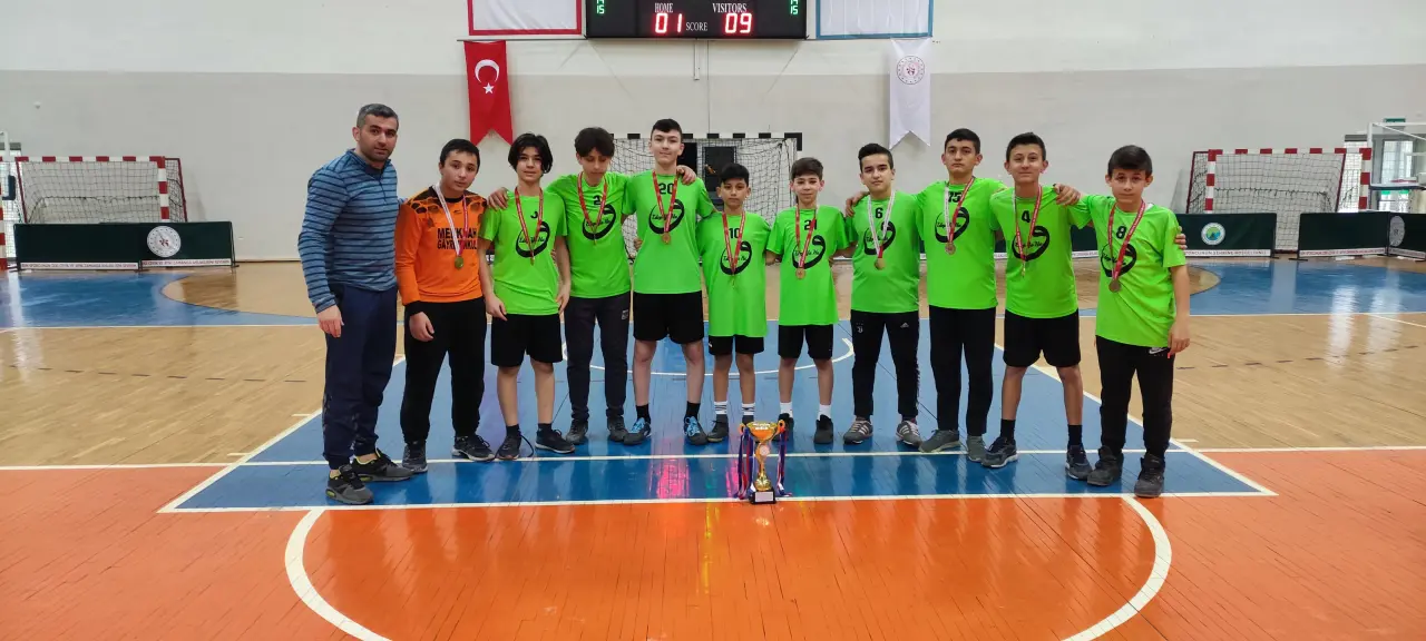 Haber: Yıldız Erkeklerde şampiyon Hendek İmam Hatip - Öne Çıkan