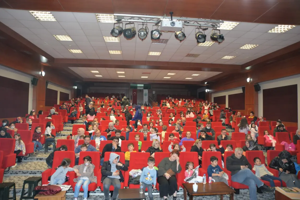 Haber: İsli Sisli Pisli Pis Puslu adlı tiyatro oyunu büyük ilgi gördü. - Galeri-1