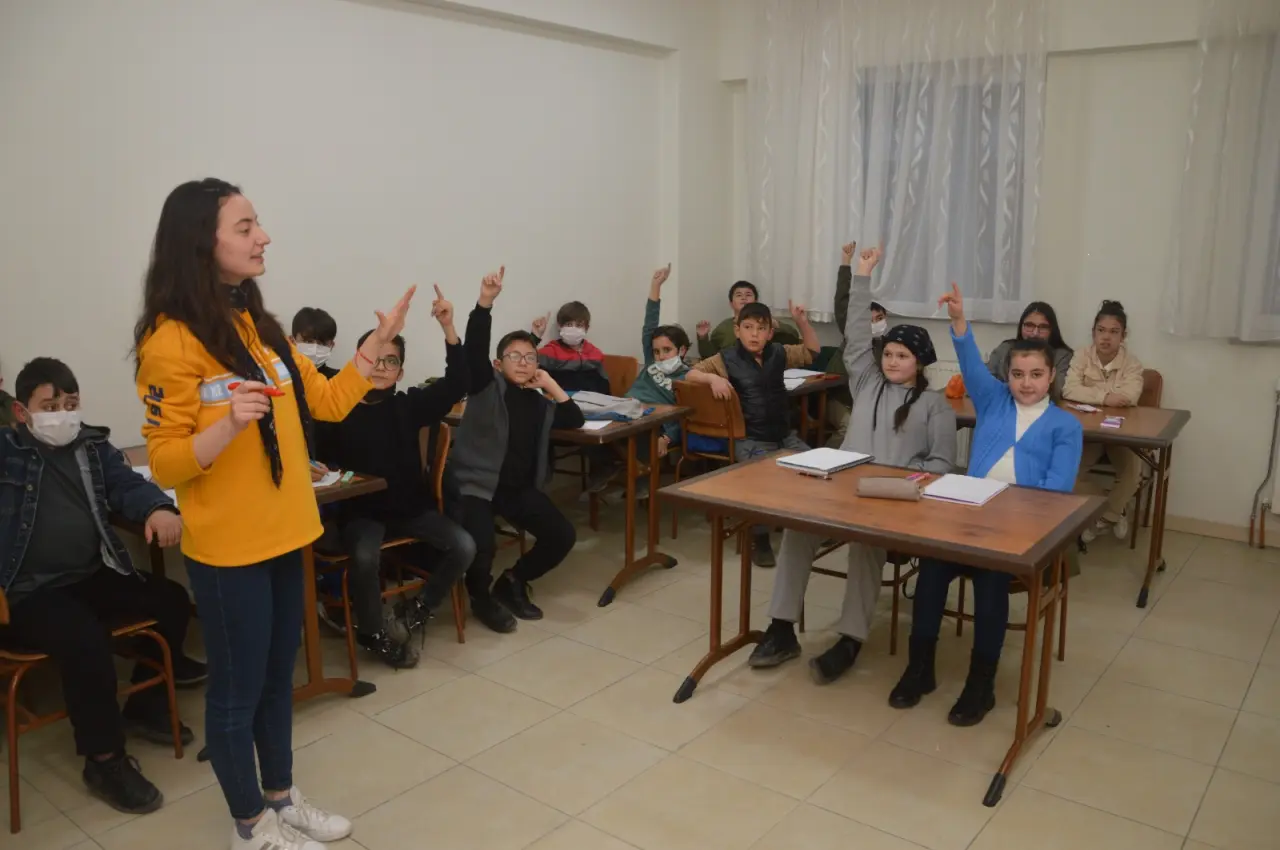 Haber: Gönüllü Öğretmenler öğrencilere büyük başarı sağlıyor - Galeri-2