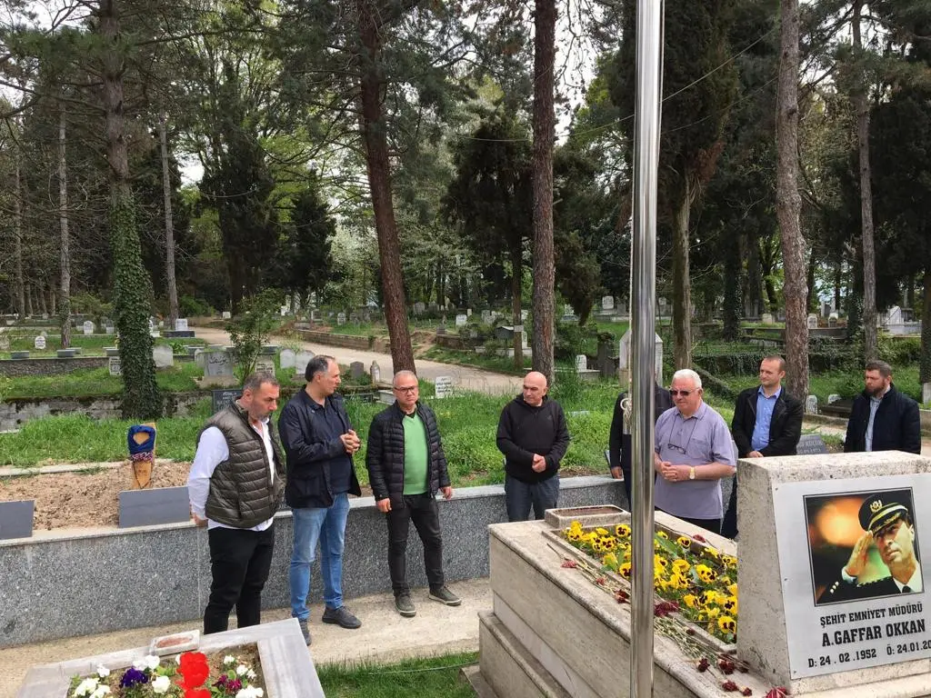 Haber: Şampiyonluk Kupası ile Numan Cengiz’in Kabrini Ziyaret ettiler - Galeri-1