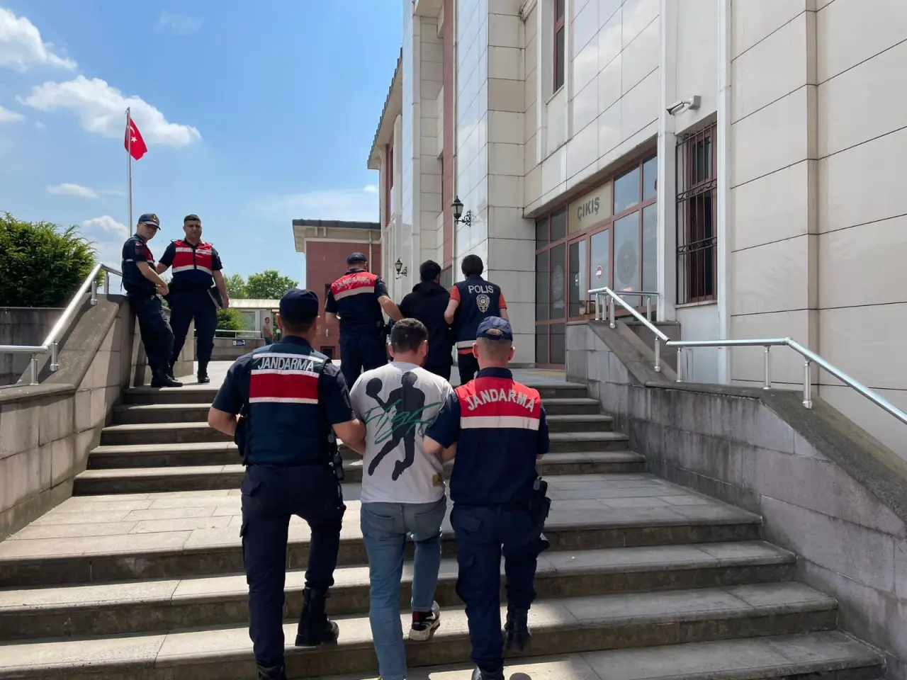 Haber: Fotokapana yakalanan kablo hırsıları tutuklandı - Öne Çıkan