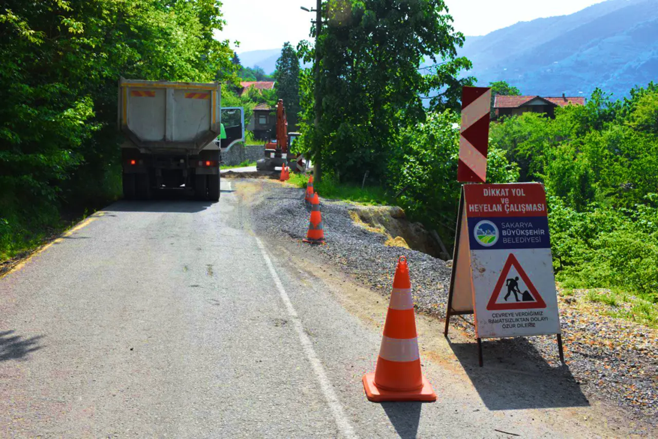 Haber: Yol çöktü, tehlikeyi Büyükşehir önledi - Öne Çıkan