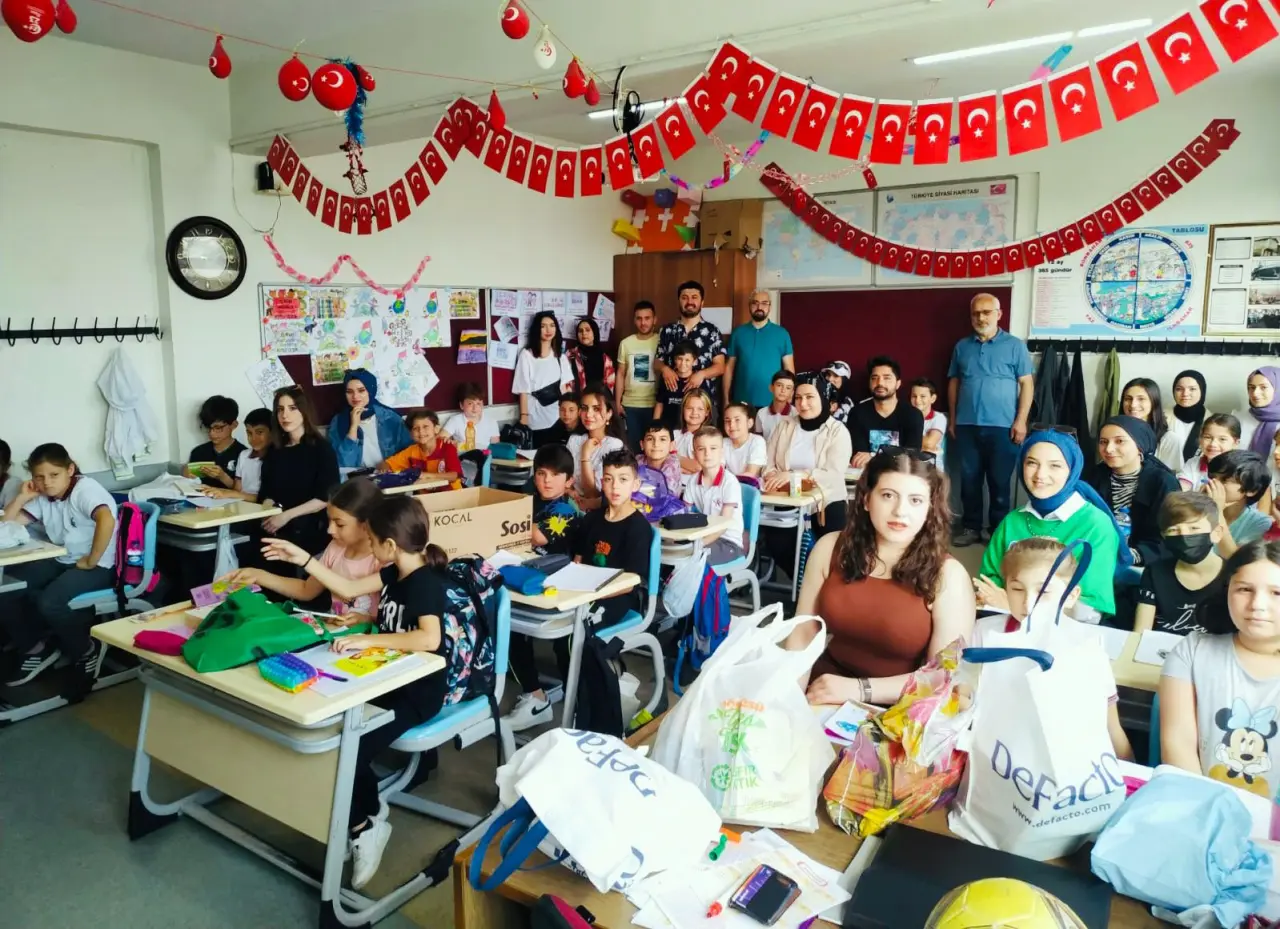 Haber: Hendek MYO öğrencilerinden kitap bağışı - Öne Çıkan
