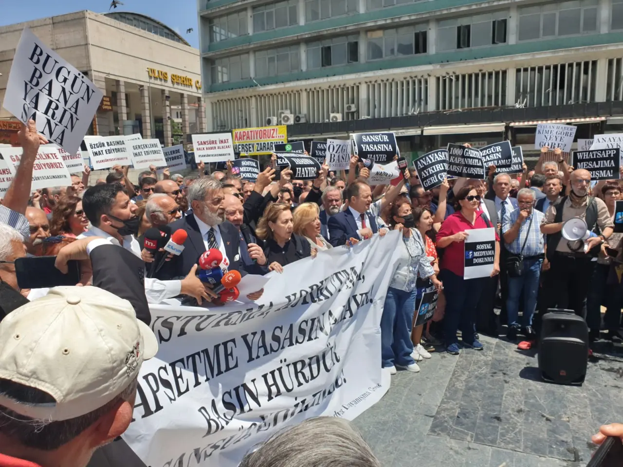 Haber: Medya yasası geri çekilmeli - Öne Çıkan