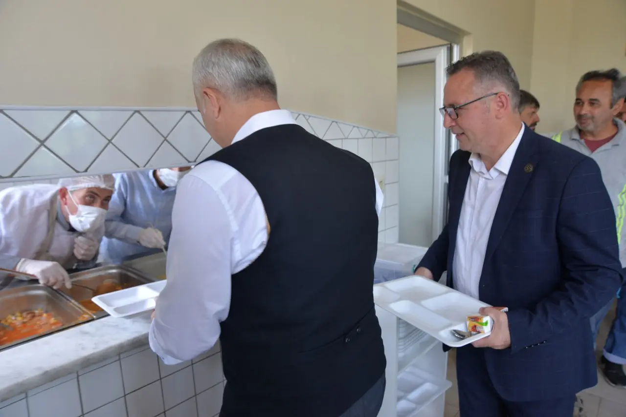 Haber: BAŞKAN BABAOĞLU VE NAMLI PERSONELLE YEMEK YEDİ - Galeri-1