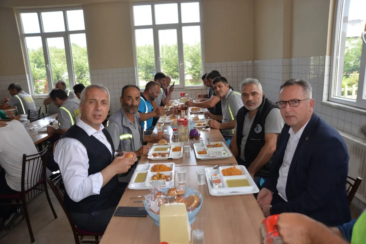 Haber: BAŞKAN BABAOĞLU VE NAMLI PERSONELLE YEMEK YEDİ - Öne Çıkan
