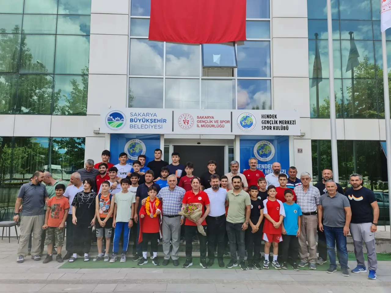 Haber: Avrupa Üçüncüsü Soylu Omuzlarda Karşılandı - Galeri-1