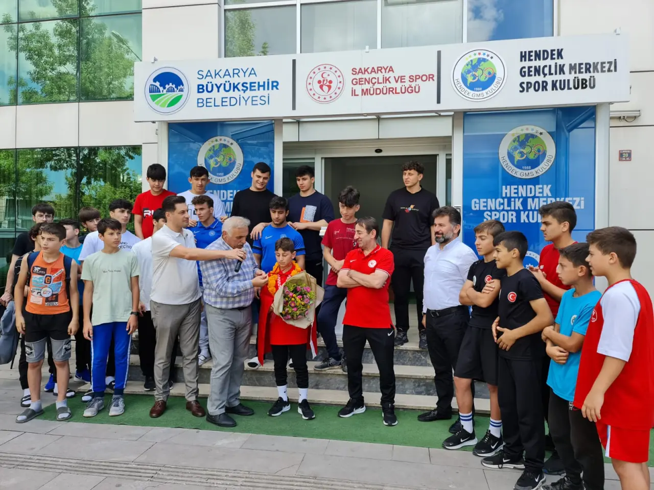 Haber: Avrupa Üçüncüsü Soylu Omuzlarda Karşılandı - Galeri-3