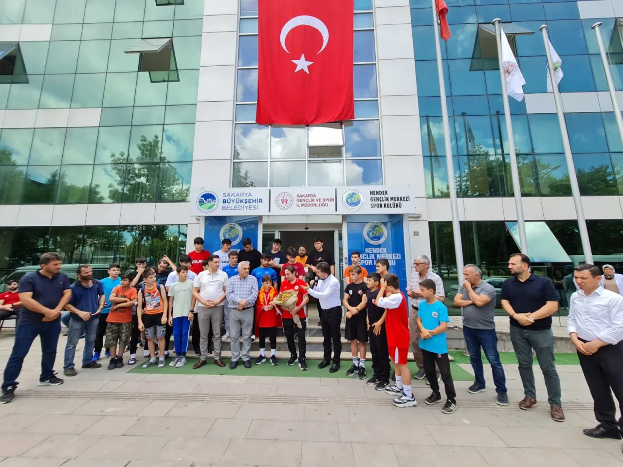Haber: Avrupa Üçüncüsü Soylu Omuzlarda Karşılandı - Galeri-2
