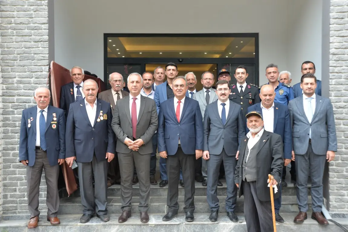 Haber: GAZİLER GÜNÜ HENDEK'TE TÖRENLE KUTLANDI - Galeri-1