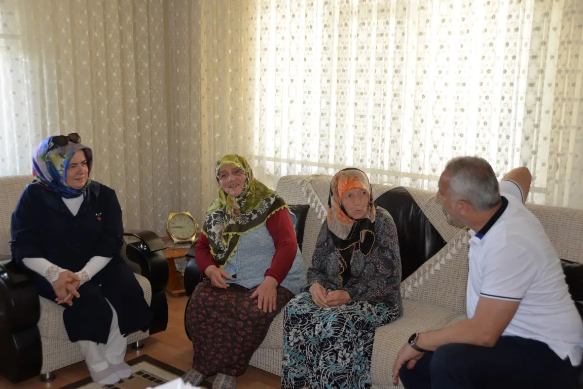 Haber: YAŞLILARIMIZ BAŞIMIZIN TACIDIR - Galeri-1