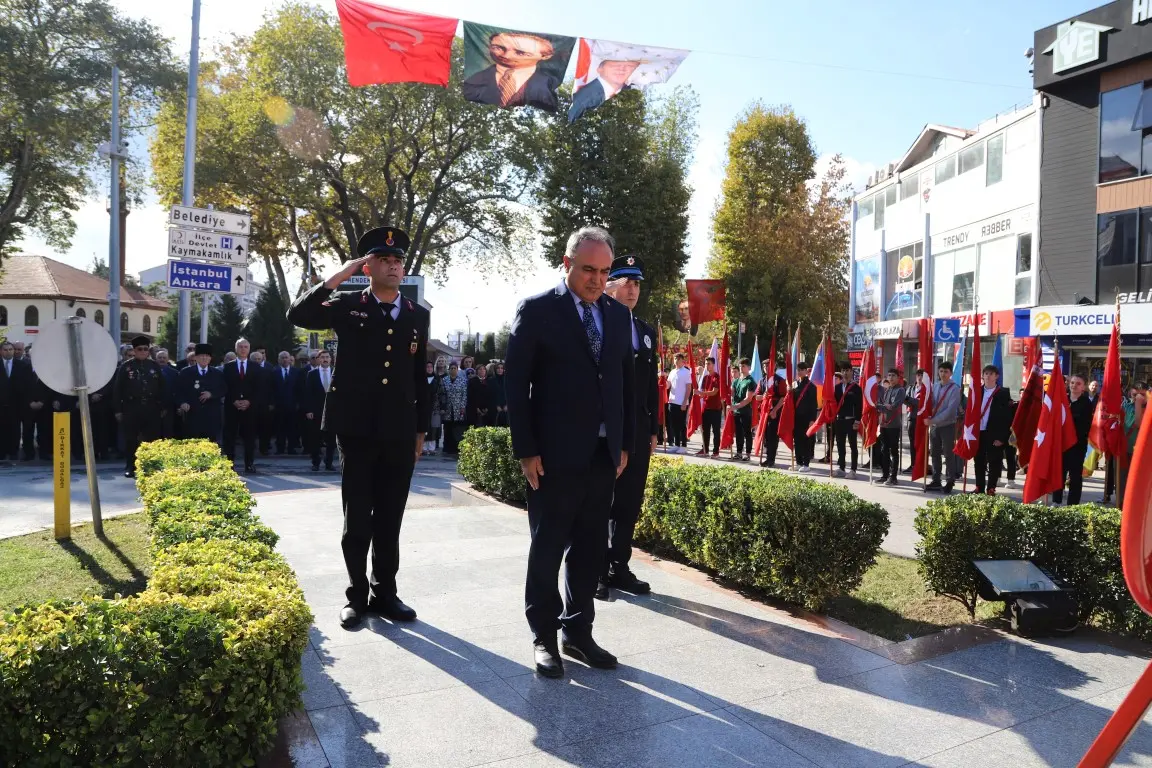 Haber: 29 Ekim Cumhuriyet Bayramı Kutlamaları Törenle Başladı - Galeri-1