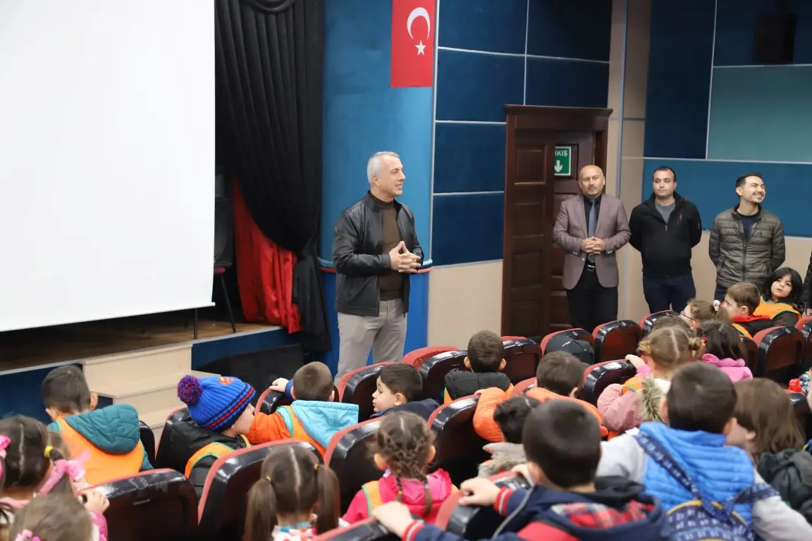 Haber: Hendek Belediyesinden Anaokulu Çocuklarına Ücretsiz Sinema - Galeri-1