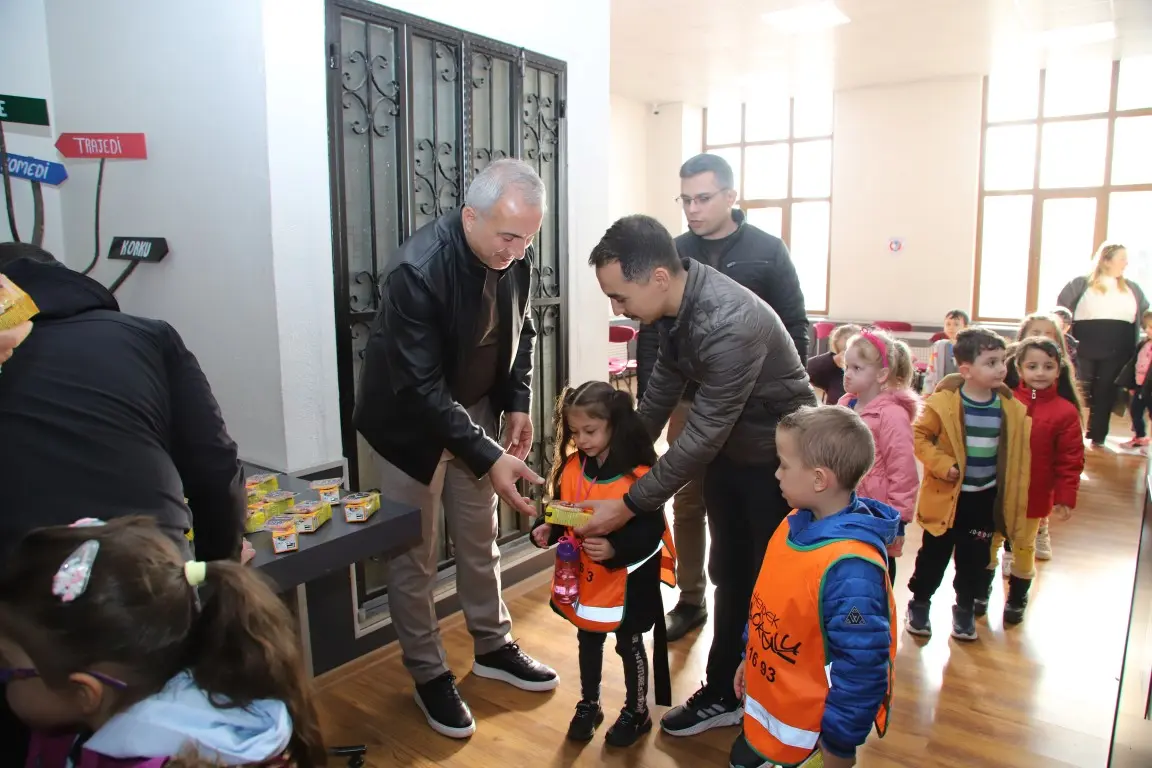 Haber: Hendek Belediyesinden Anaokulu Çocuklarına Ücretsiz Sinema - Galeri-2