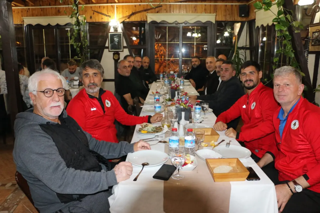 Haber: Demirel ve Nal’dan Hendekspor’a Moral Yemeği - Öne Çıkan