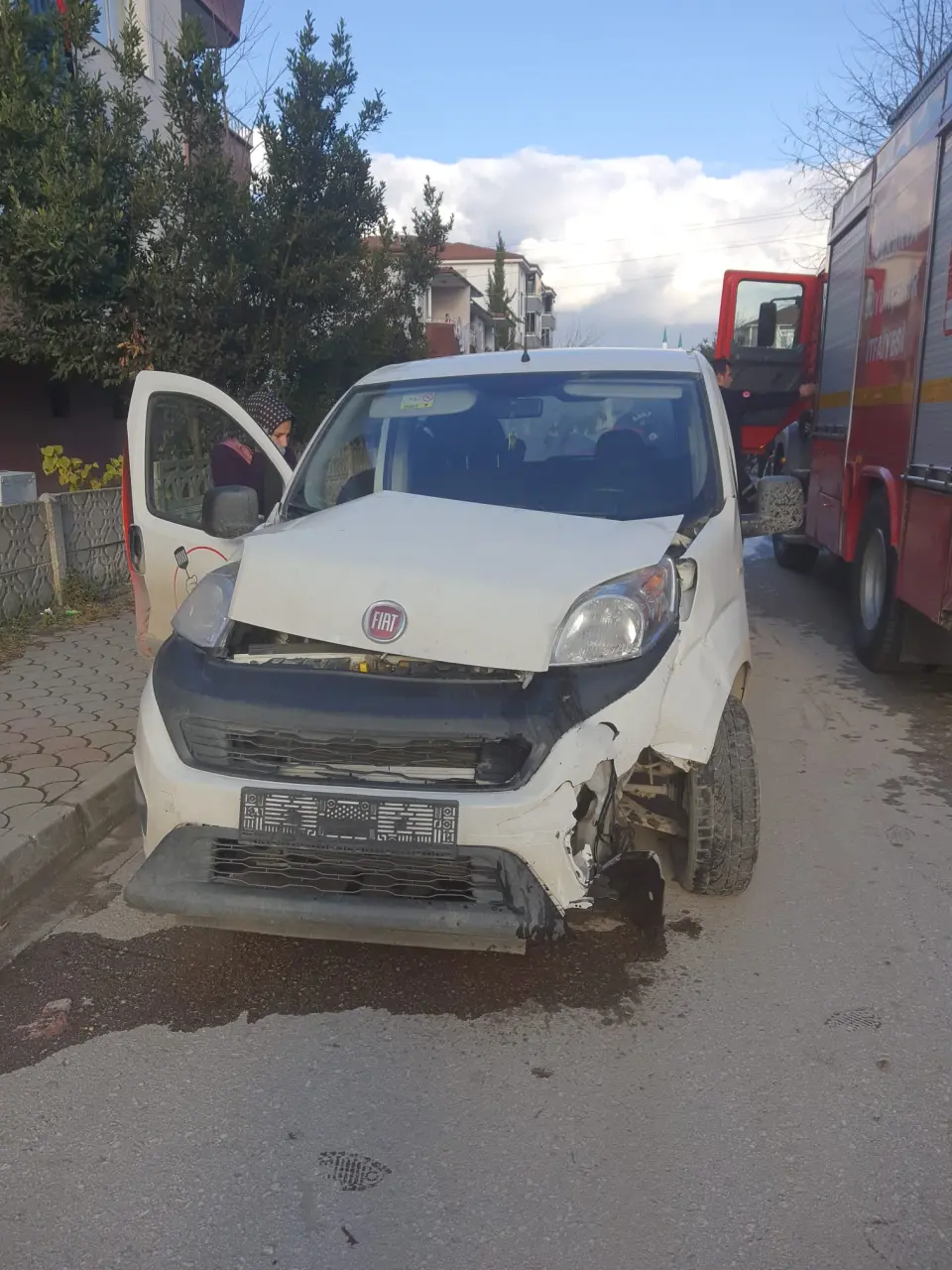 Haber: Hendek’te maddi hasarlı kaza - Galeri-2